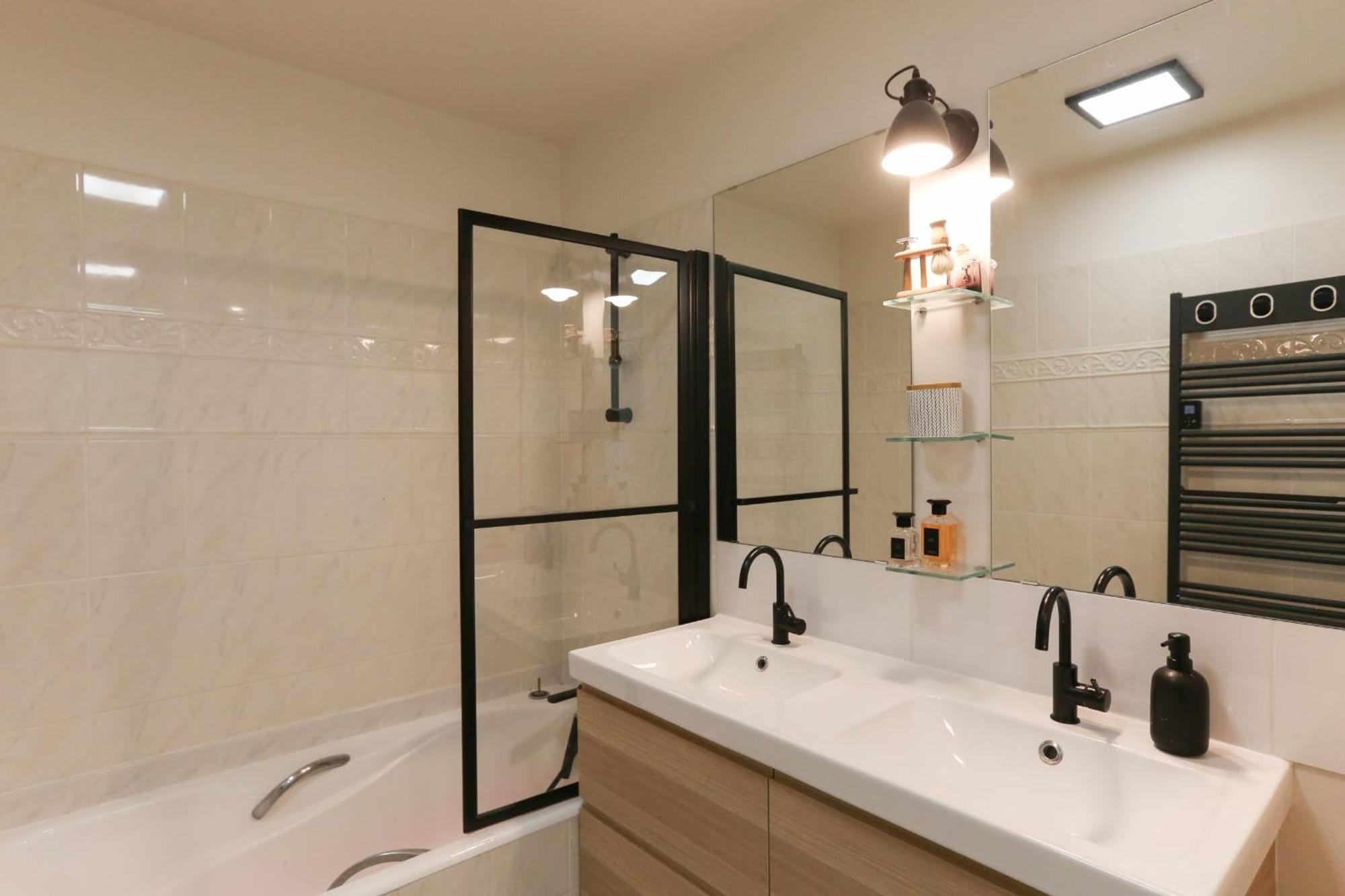 Appartement Family Of 102 M2 In The Heart Of The 19th Parijs