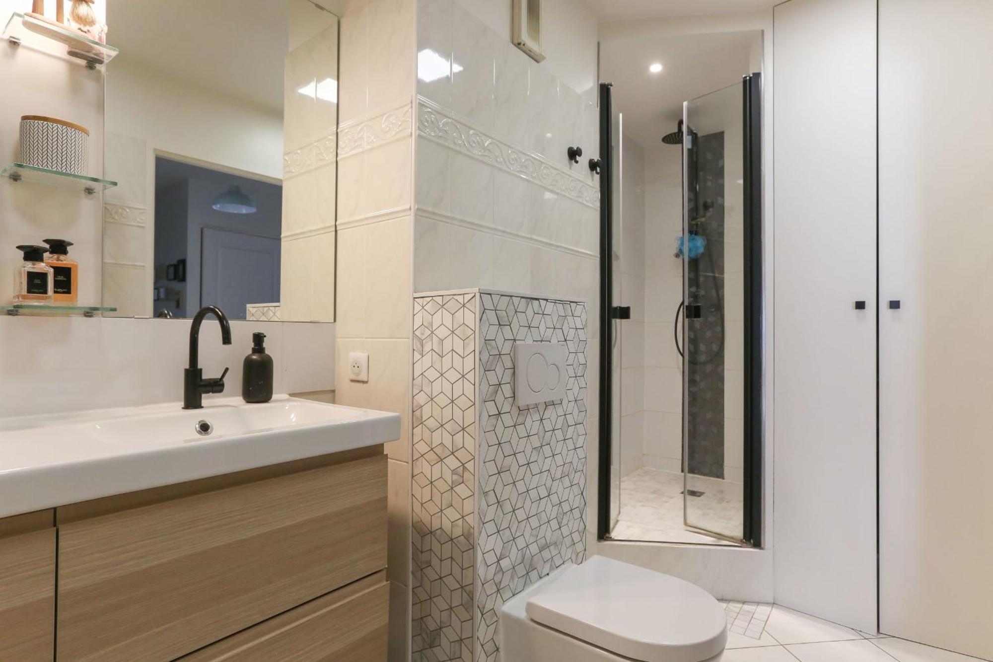 Family Of 102 M2 In The Heart Of The 19th Parijs