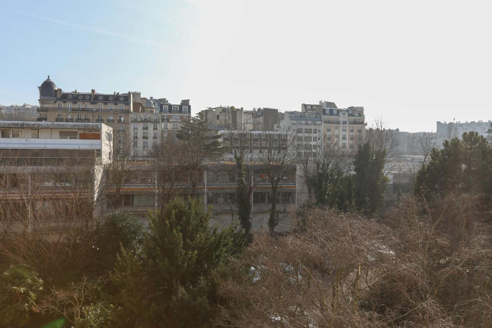 Family Of 102 M2 In The Heart Of The 19th Parijs
