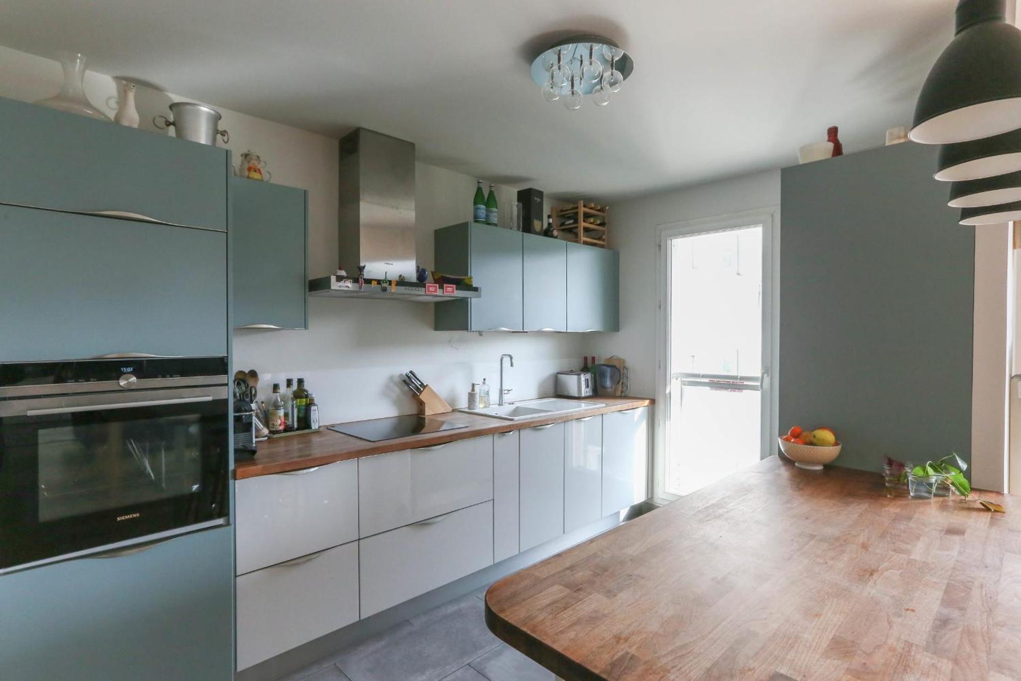 Family Of 102 M2 In The Heart Of The 19th * Parijs