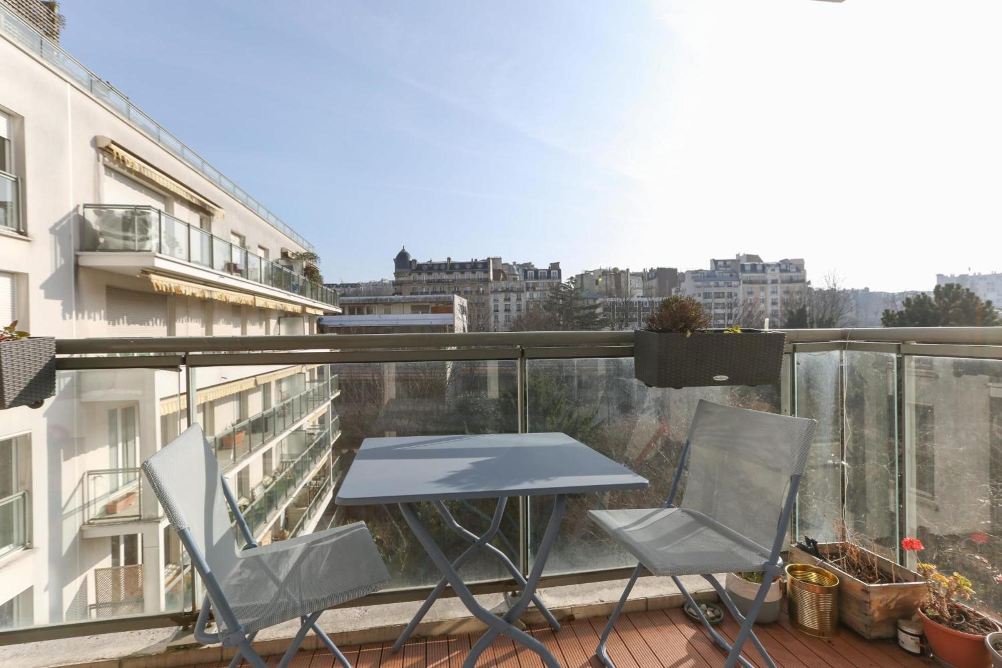 Family Of 102 M2 In The Heart Of The 19th *