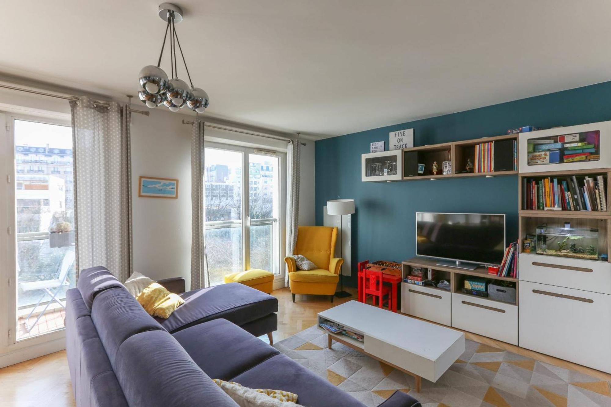 Family Of 102 M2 In The Heart Of The 19th Appartement
